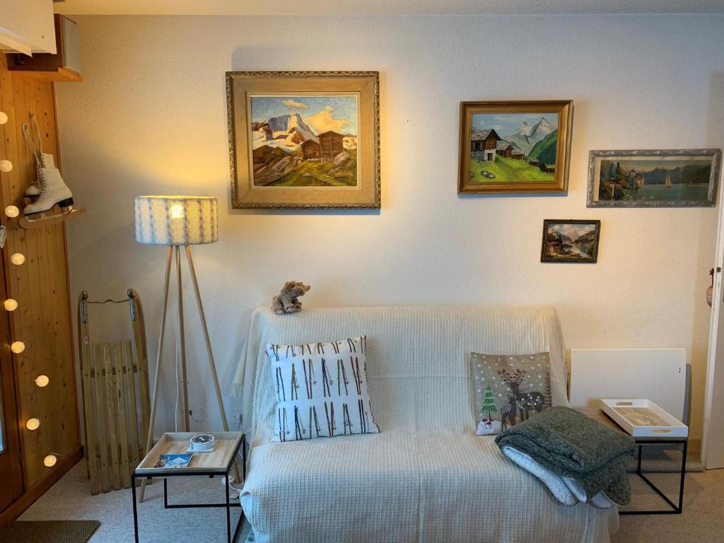 - un salon avec un canapé et des peintures murales dans l'établissement Appartement Châtel, 2 pièces, 2 personnes - FR-1-198-221, à Châtel