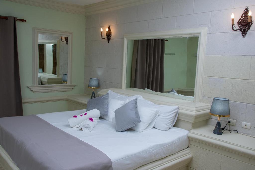 Postel nebo postele na pokoji v ubytování Aparthotel Castillo Real