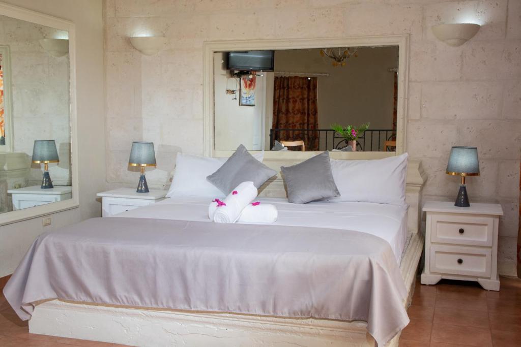 Postel nebo postele na pokoji v ubytování Aparthotel Castillo Real