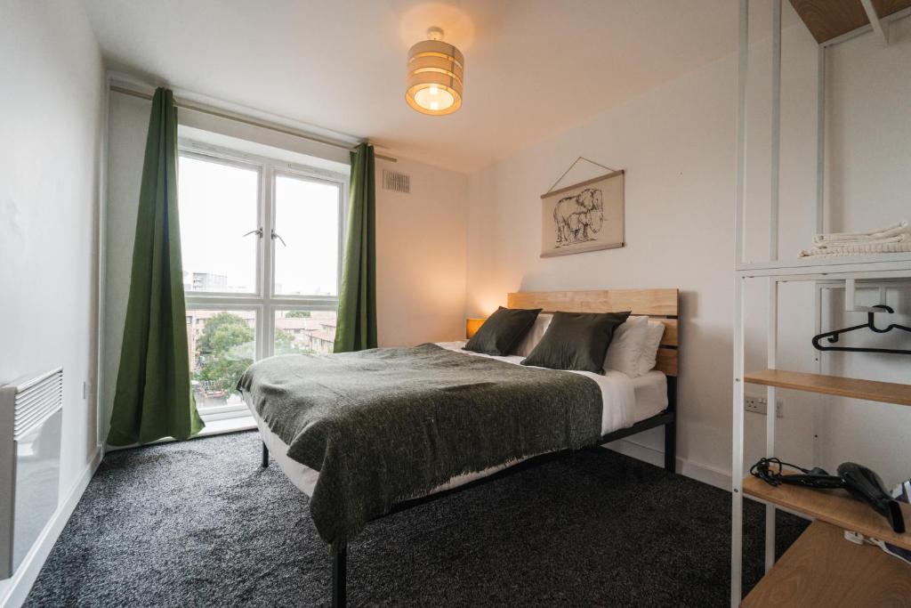 Uma cama ou camas num quarto em Lovely 2 bedroom flat next to Victoria Park