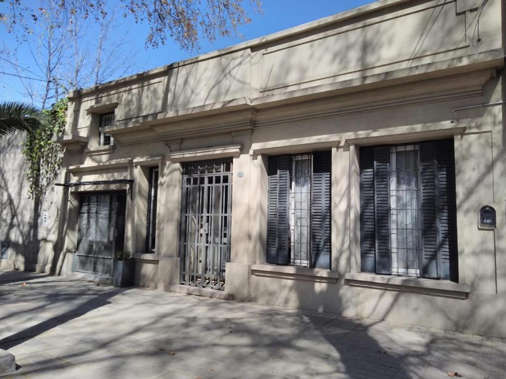 stary kamienny budynek z bramami i oknami w obiekcie Loft Rufino w mieście Mendoza