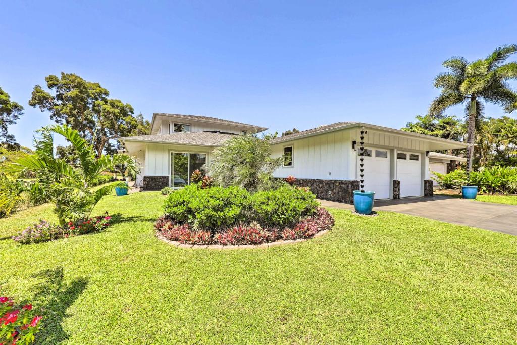 una casa con un jardín delante de ella en Spacious Kauai Getaway Less Than 1 Mi to the Ocean!, en Princeville