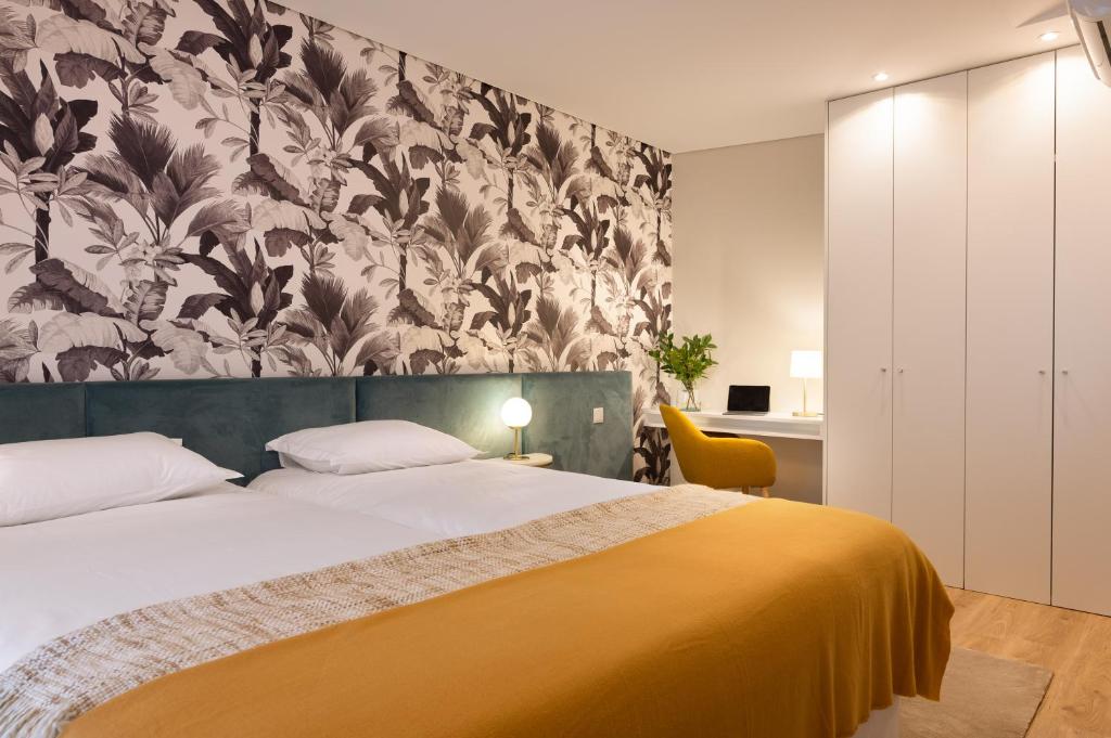 una camera da letto con un grande letto con una coperta gialla di Byobu Apartment, by Bolhão Residences a Porto