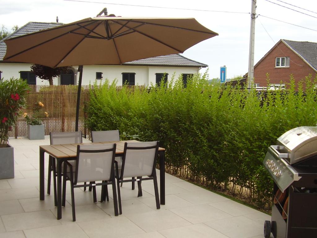 Um jardim no exterior de lit-loo