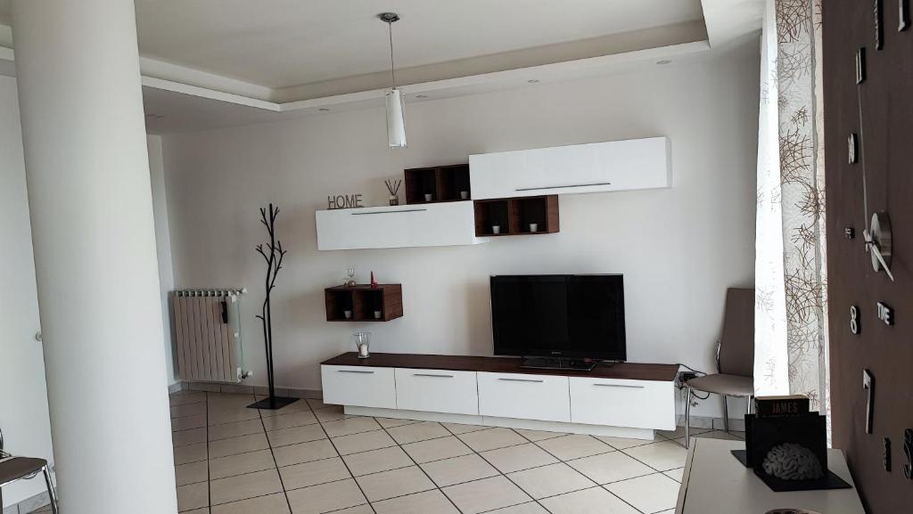 Telewizja i/lub zestaw kina domowego w obiekcie NickyHouse Holiday Home
