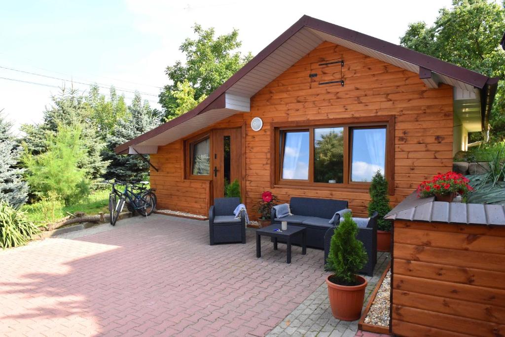 mała drewniana kabina z patio i krzesłami w obiekcie Apartament Tamaryszek w mieście Sandomierz