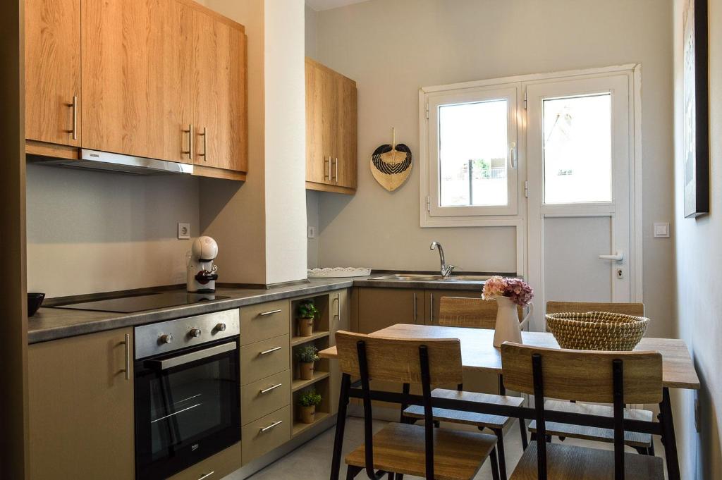 Suitetrails - Acropolis View 2BR Apartment