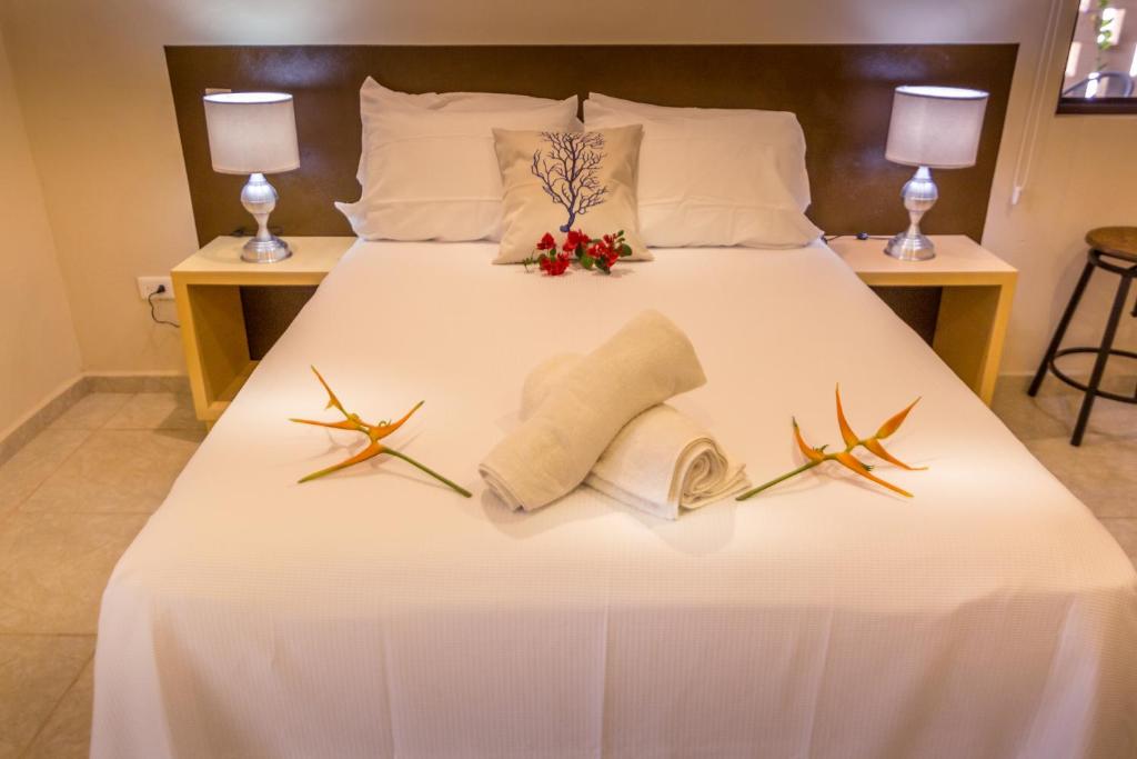 Un dormitorio con una cama con dos estrellas de mar. en Azcapri Villa Boutique & Spa, en Cancún