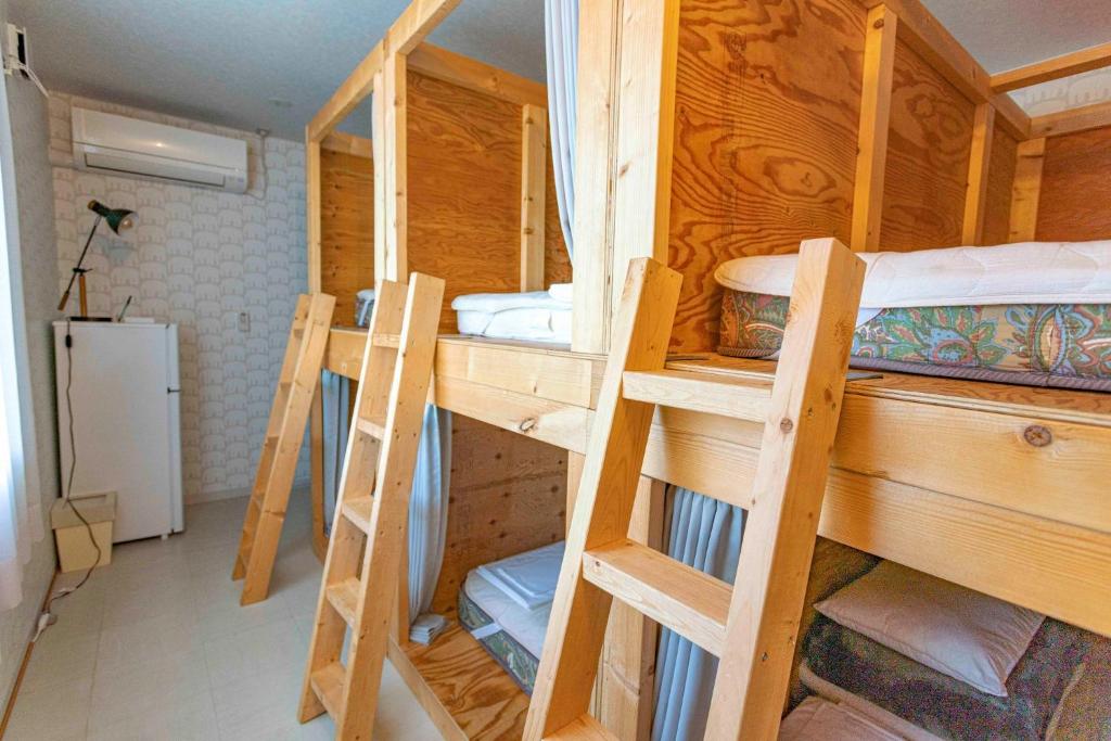 Sarabetsu-mura chiiki Kouryu Center - Vacation STAY 31493v في Naka-satsunai: سريرين بطابقين في غرفة