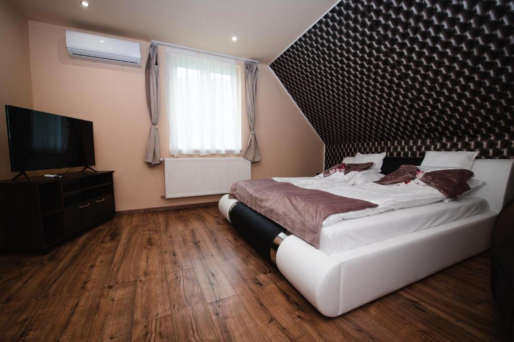Cama o camas de una habitación en Vidéki vendégház a Bükkben, pezsgőfürdővel.