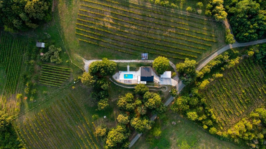 una vista aérea de una casa en un campo en Jana House Oriovac en Oriovac