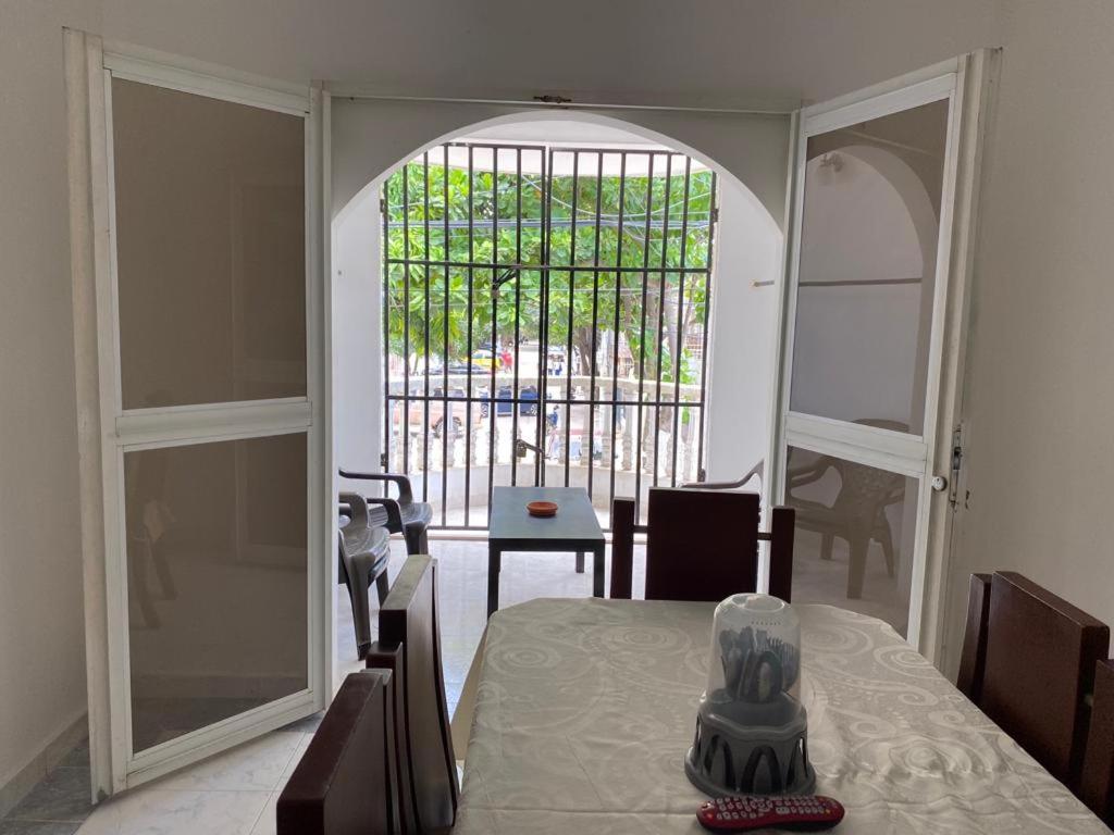 a room with a table and an open door at Apartamento con aire acondicionado y parqueadero por dias en Santa Marta in Santa Marta