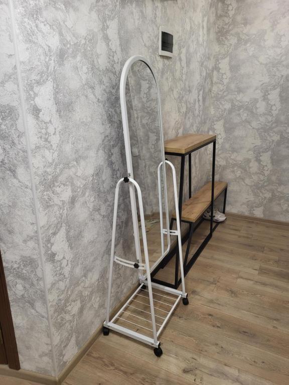 een metalen ladder in een kamer met een muur bij Центр города. in Alma-Ata