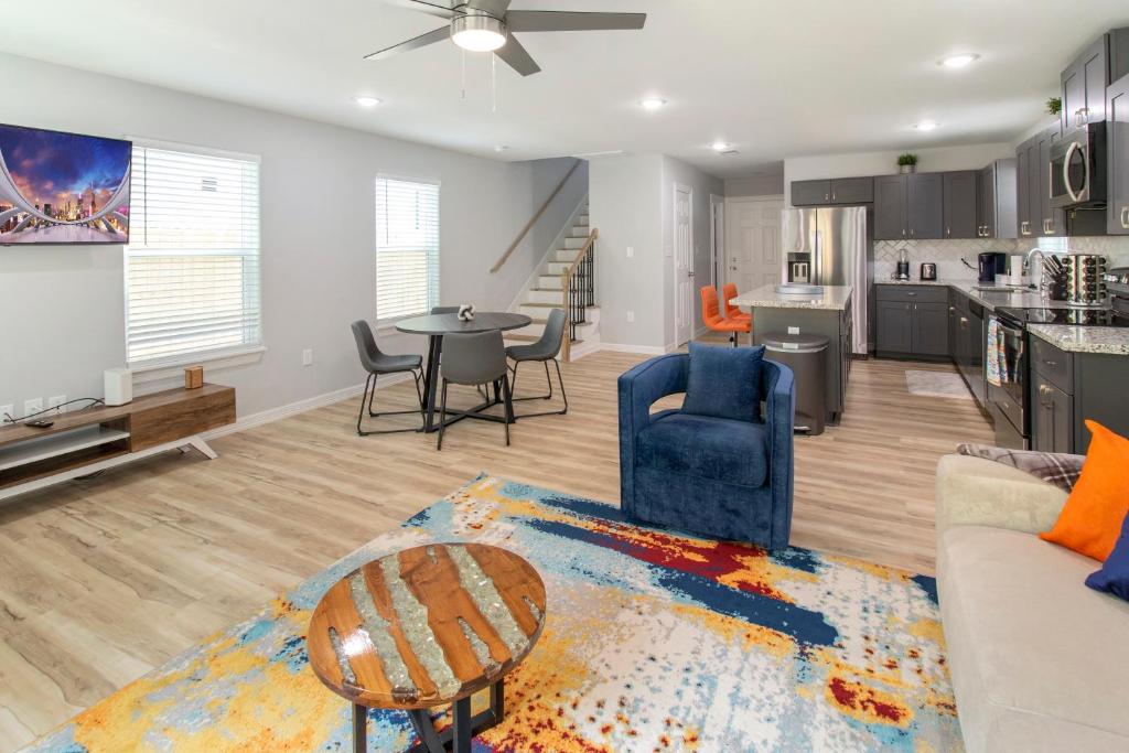 ein Wohnzimmer mit einem Sofa und einem Tisch in der Unterkunft PEERLESS RETREAT - Minutes from Downtown Houston in Houston