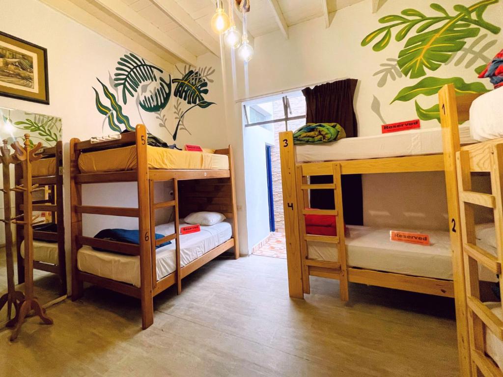 Ένα ή περισσότερα κρεβάτια σε δωμάτιο στο Waikiki Hostel