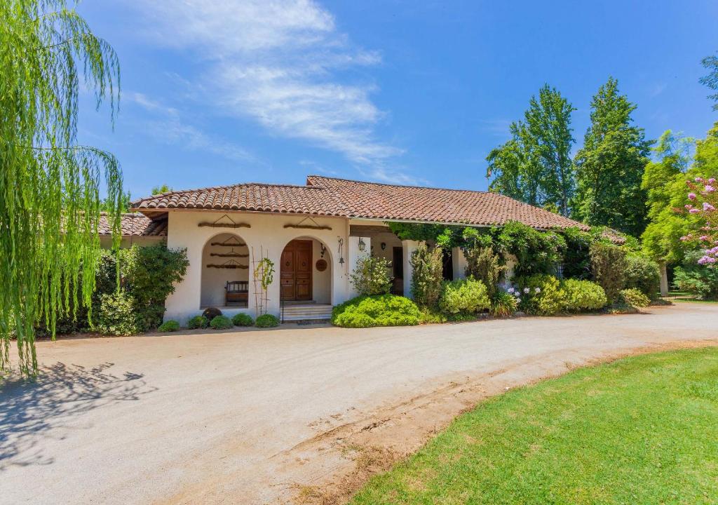 uma casa com uma estrada de terra em frente em Hotel Boutique Almahue em Pichidegua