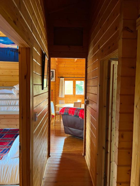 Postel nebo postele na pokoji v ubytování Red Squirrel Lodge