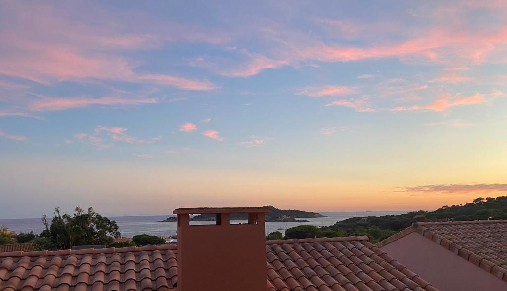 a view of the ocean from the roof of a house at CAP SUD 83 APPART VUE MER 200m plages in Hyères