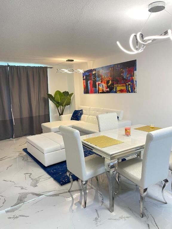 a living room with a table and a couch at Lujoso apartamento en Brickell in Miami