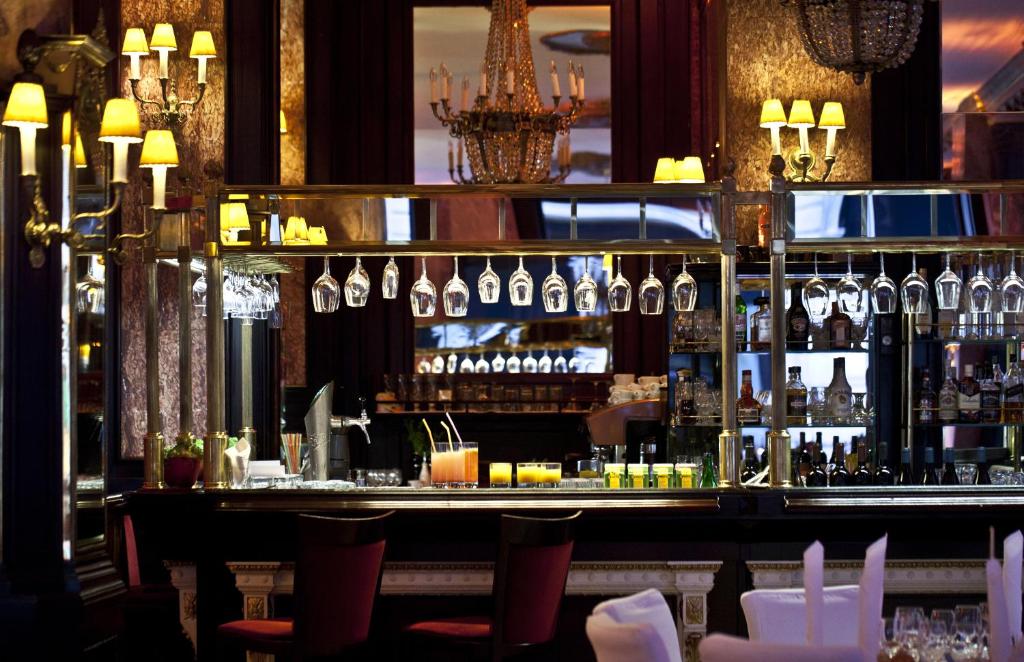 The lounge or bar area at Danubius Hotel Astoria City Center