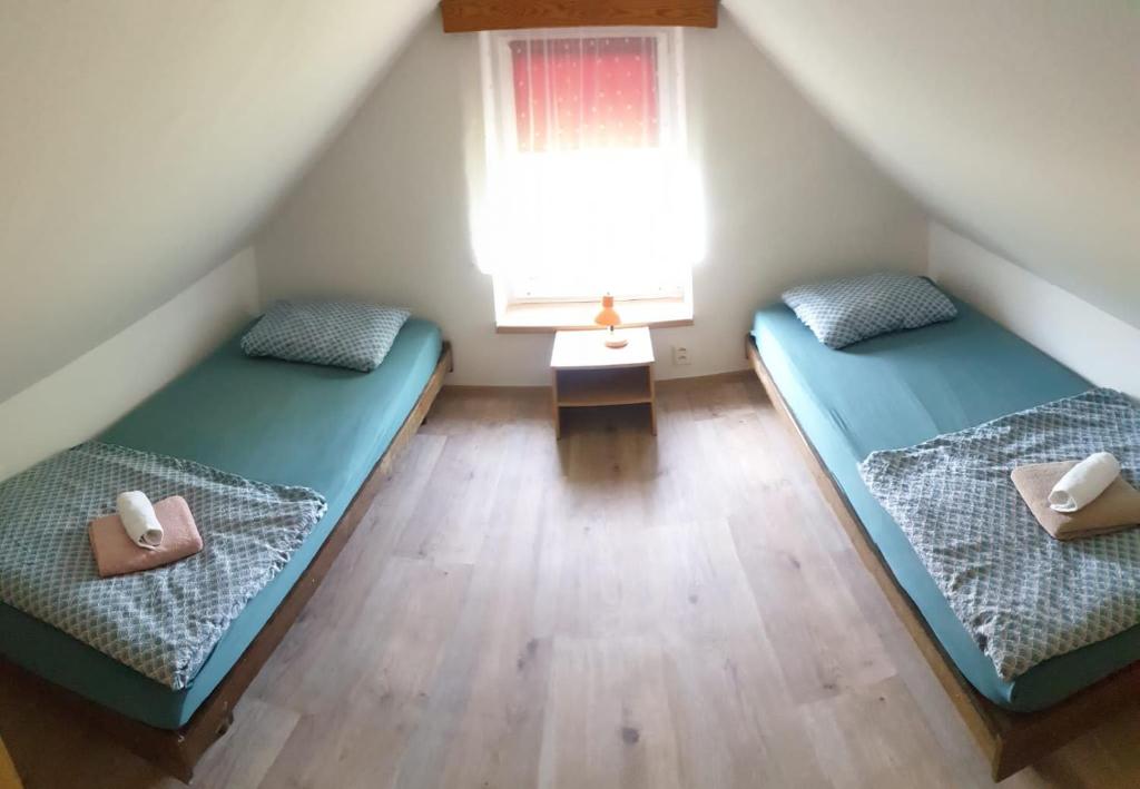 Postel nebo postele na pokoji v ubytování Prázdninový domek v Českém ráji