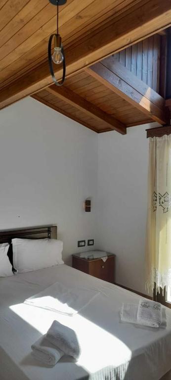 Uma cama ou camas num quarto em Hotel The First