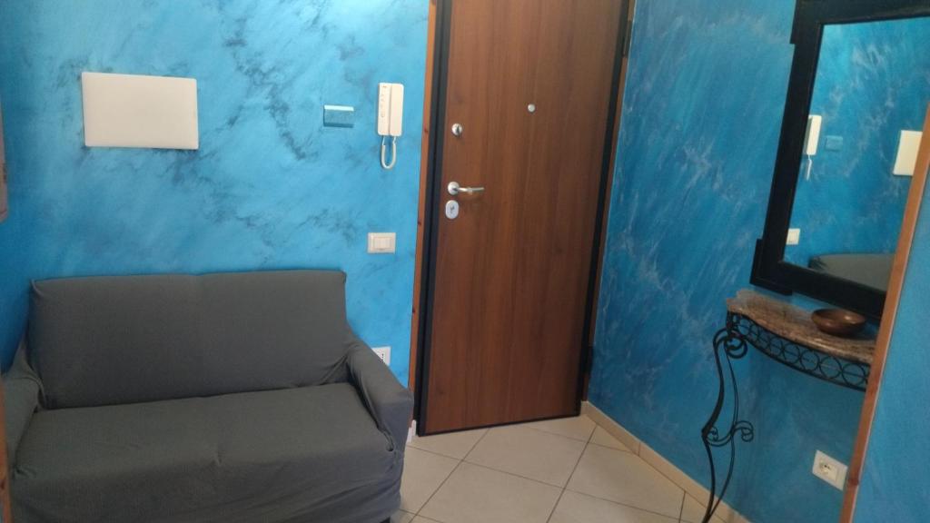 Una sala de estar con un sofá y un televisor. en Il Casadduoglio 31, en Vietri
