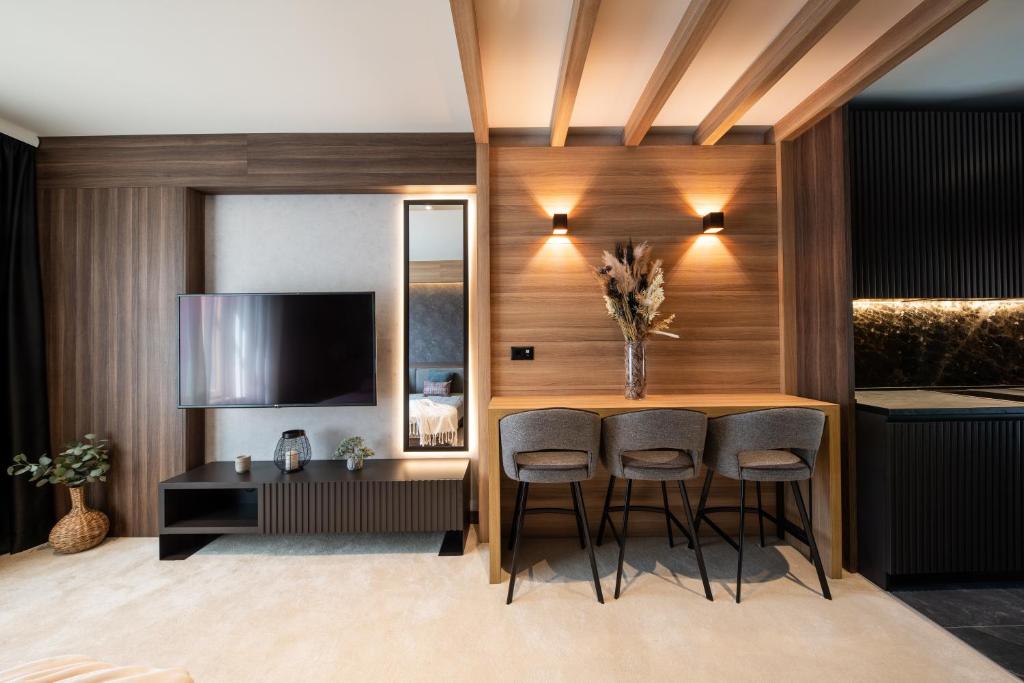 TV a/nebo společenská místnost v ubytování Aparthotel Woodside by Anaya