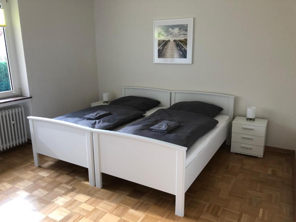 een slaapkamer met een wit bed met zwarte lakens bij Gästehaus Stadthagen in Stadthagen