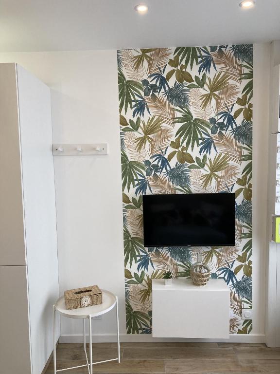 TV a/nebo společenská místnost v ubytování L'ATELIER - à coté abbatiale - clim reversible - Ideal couples
