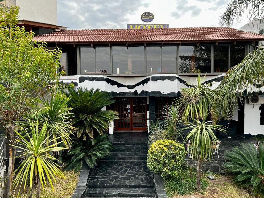 d'un hôtel avec un panneau de poing sur le bâtiment dans l'établissement Montecatini Hotel- By HVH, à Villa Carlos Paz