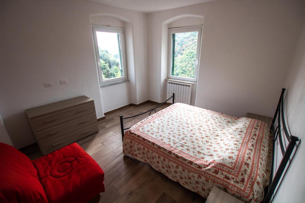 Un pat sau paturi într-o cameră la Near - Cinque Terre Holiday Apartment
