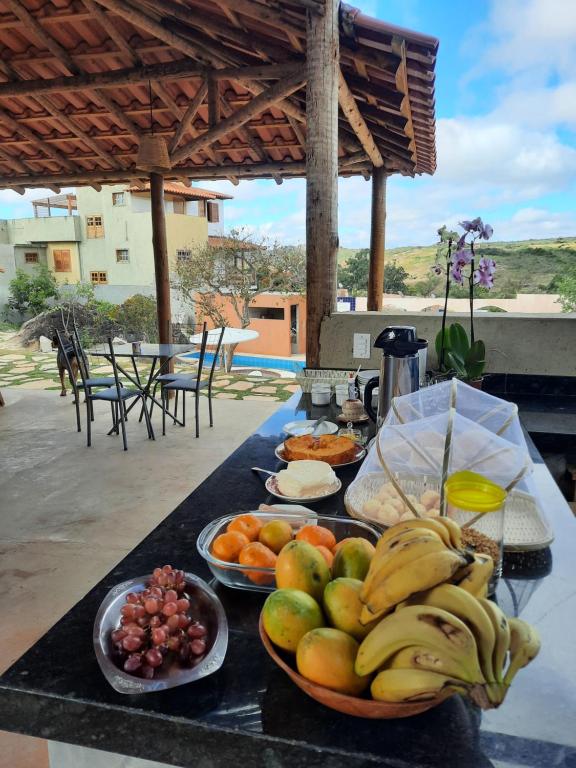 una tavola ricoperta di ciotole di frutta su un bancone di Vila Espinhaço a Diamantina