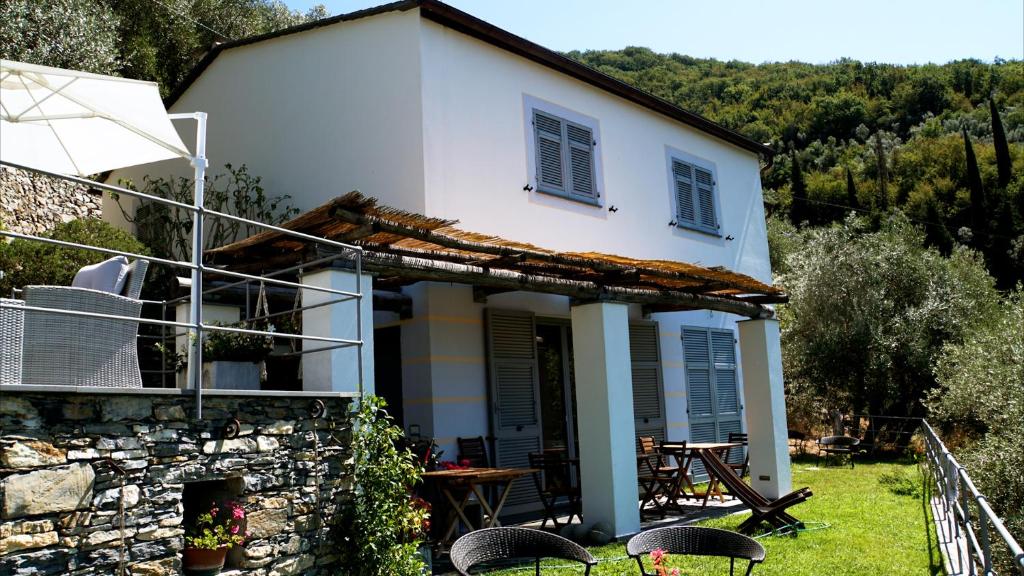 una piccola casa bianca con tavolo e sedie di Il Giardino di Fe a Sori