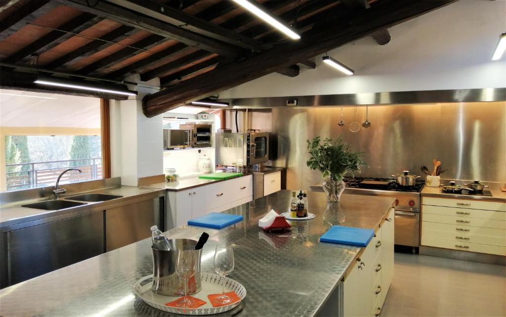 A kitchen or kitchenette at FIRENZE Villa a 5 Stelle - Villa Gaudia Luxury & Relax in Chianti