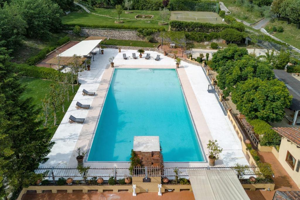 una vista sul tetto di una grande piscina di FIRENZE Villa a 5 Stelle - Villa Gaudia Luxury & Relax in Chianti a Firenze