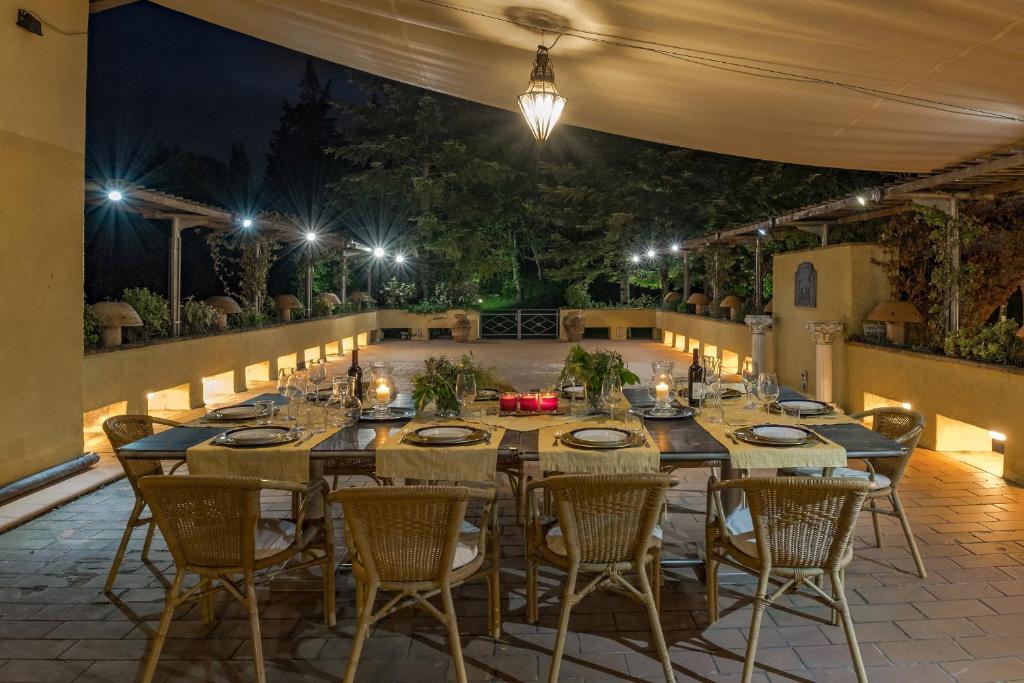 A restaurant or other place to eat at FIRENZE Villa a 5 Stelle - Villa Gaudia Luxury & Relax in Chianti