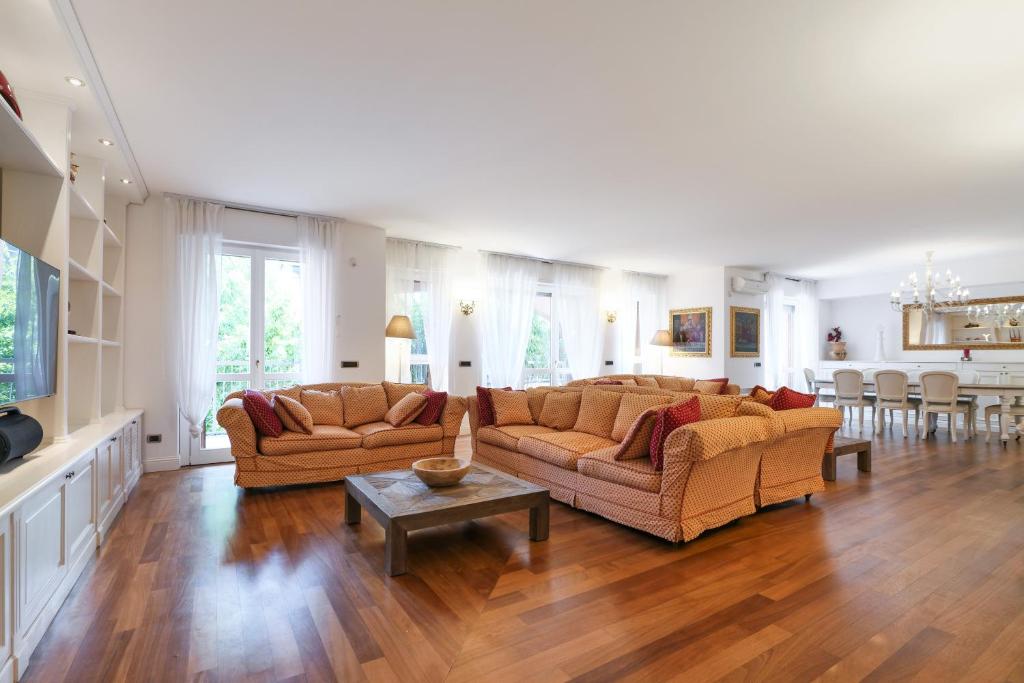 uma sala de estar com dois sofás e uma mesa em SAN SIRO STADIUM LUXURY PLUS em Milão