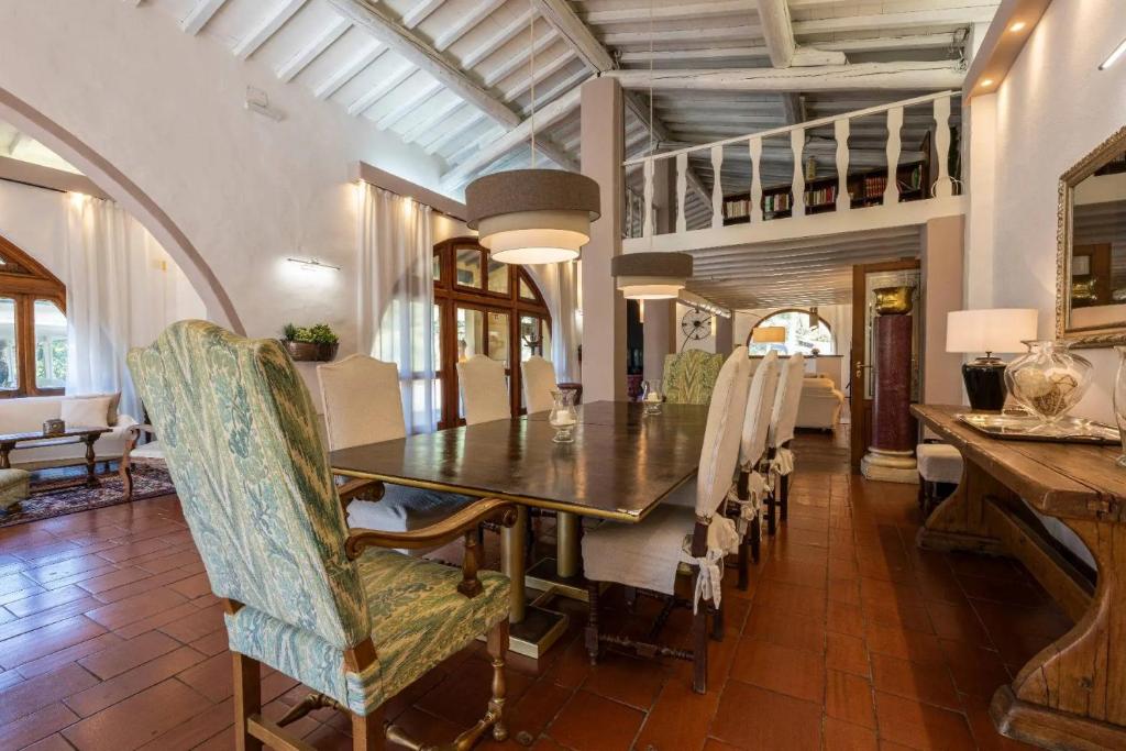 A seating area at FIRENZE Villa a 5 Stelle - Villa Gaudia Luxury & Relax in Chianti