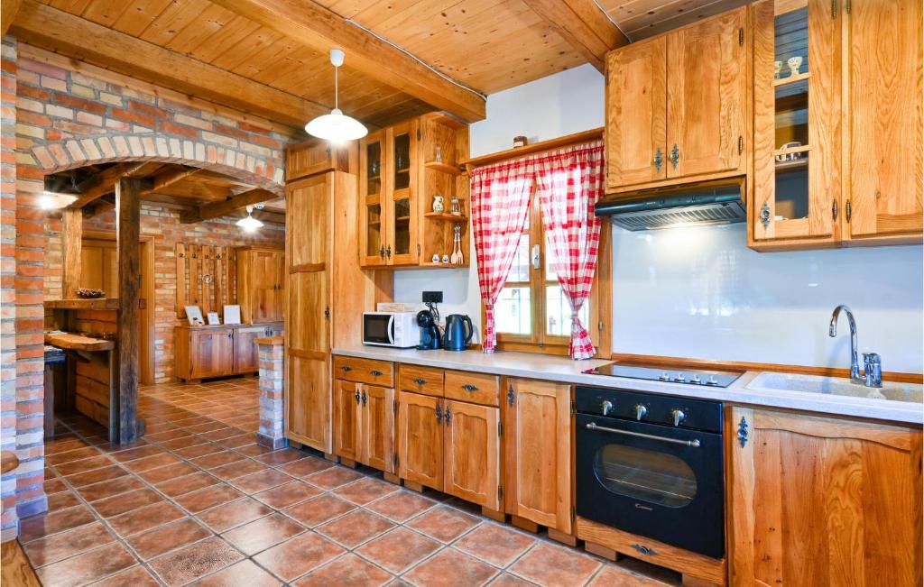 Kuchyňa alebo kuchynka v ubytovaní Three-Bedroom Holiday Home In Gornji Trpuci
