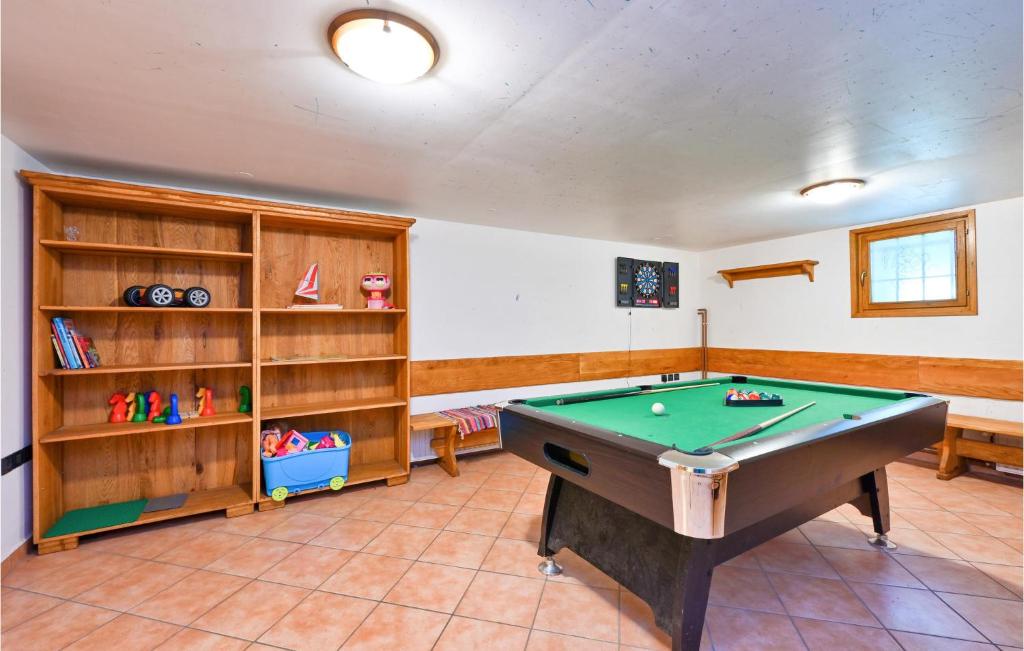 Biliardový stôl v ubytovaní Three-Bedroom Holiday Home In Gornji Trpuci