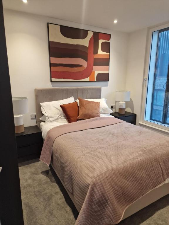 Modern 2 Bed Ensuite Apartment W/ Juliet Balcony, Manchester (updated