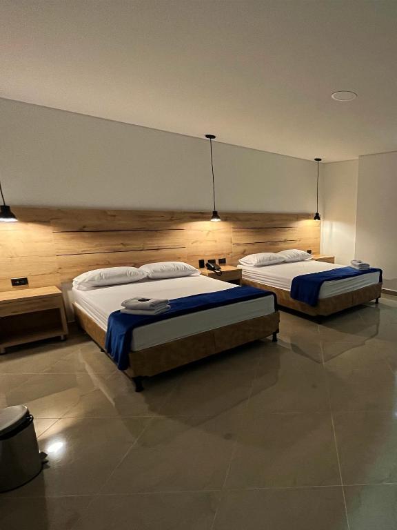 Postel nebo postele na pokoji v ubytování Hotel California City