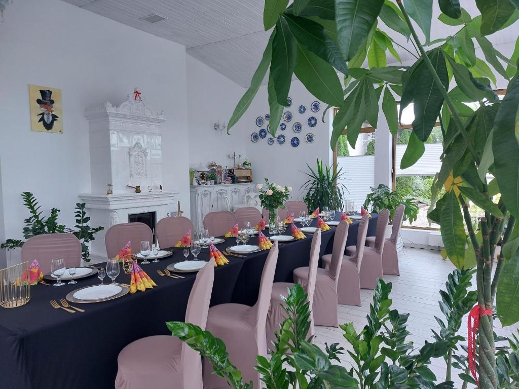 Reštaurácia alebo iné gastronomické zariadenie v ubytovaní Hotel u Liska