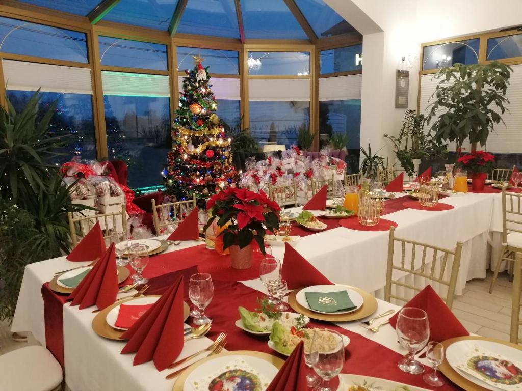 Reštaurácia alebo iné gastronomické zariadenie v ubytovaní Hotel u Liska