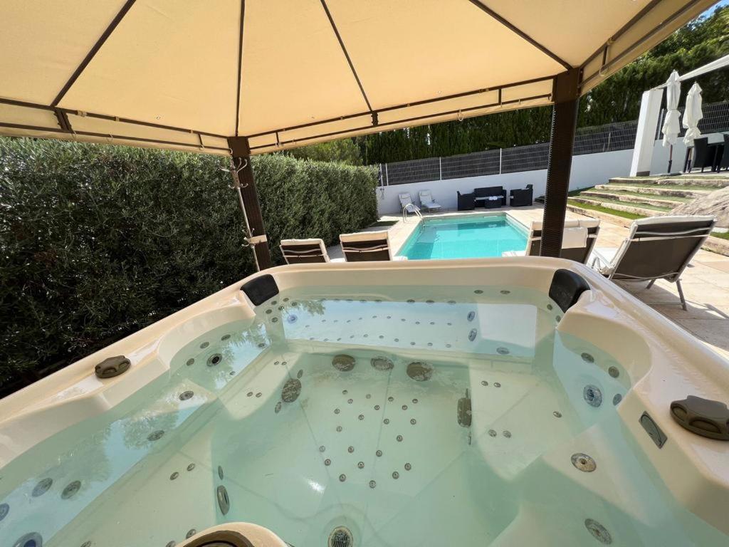 Booking.com: Villa Modern Property for families , Santa ...