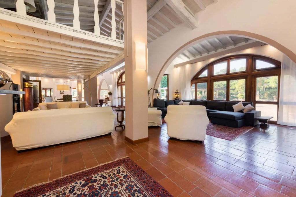 A seating area at FIRENZE Villa a 5 Stelle - Villa Gaudia Luxury & Relax in Chianti