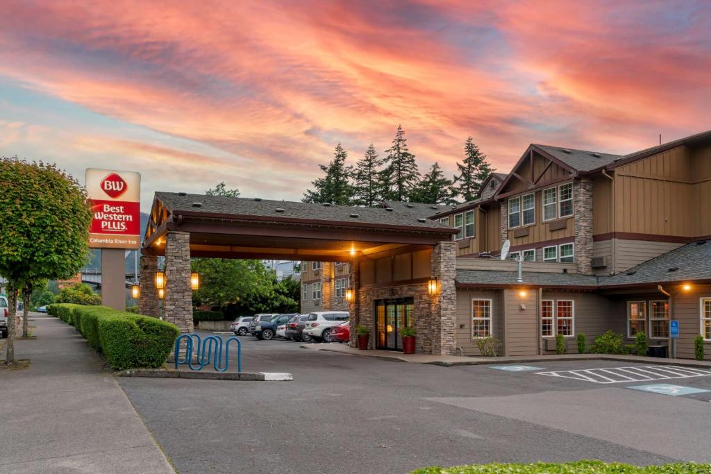 a view of a hotel with a parking lot at Best Western Plus Columbia River Inn in Cascade Locks