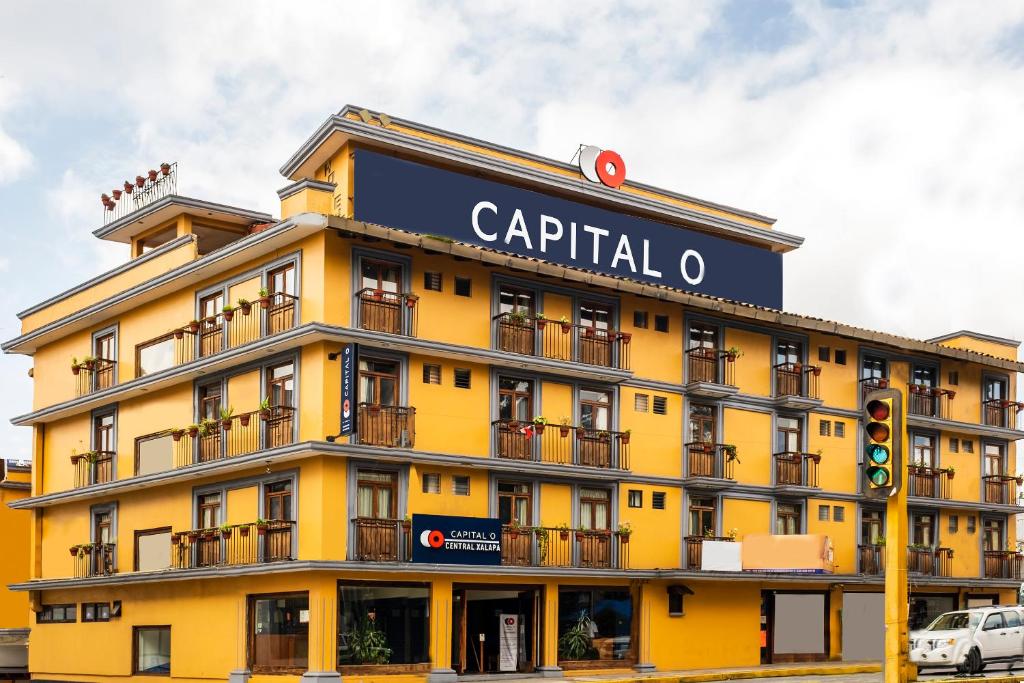 un edificio amarillo con un letrero que lee mayúscula o en Capital O Hotel Central, Xalapa, en Xalapa