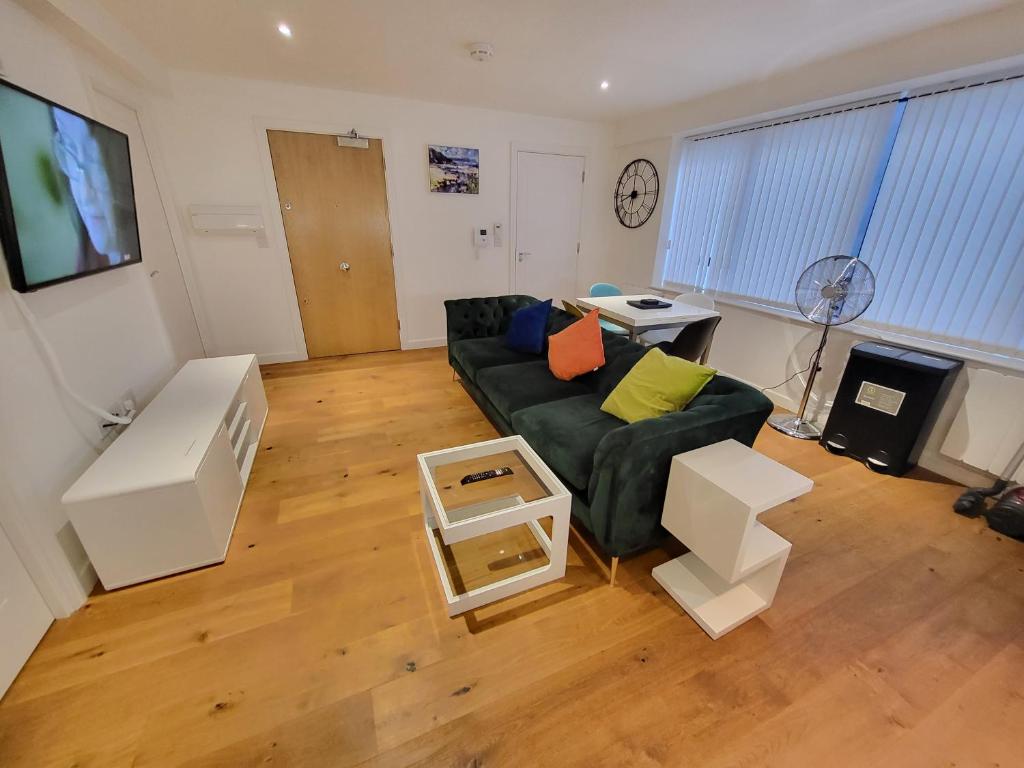 een woonkamer met een bank en een tafel bij City Centre Stylish Apartment Croydon-Free Parking Provided in Croydon